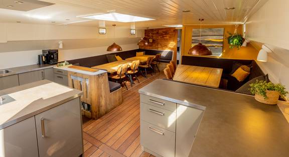 Open keuken en eetgedeelte van tweemastklipper Avontuur