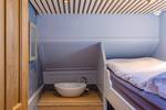 Hut met stapelbed, wastafel en dakluik op de Avontuur