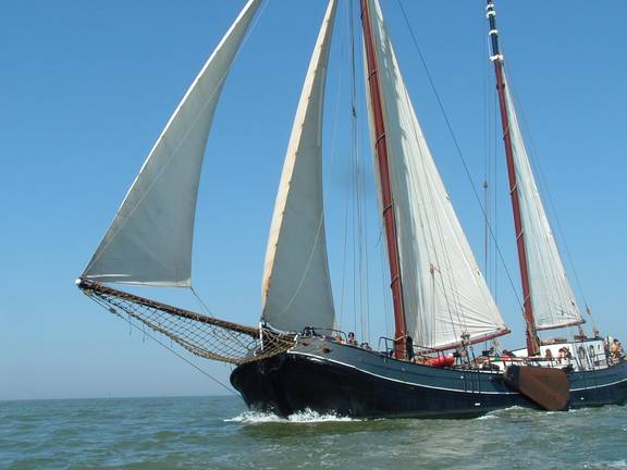 Tjalk Aagtje onder zeil op open water