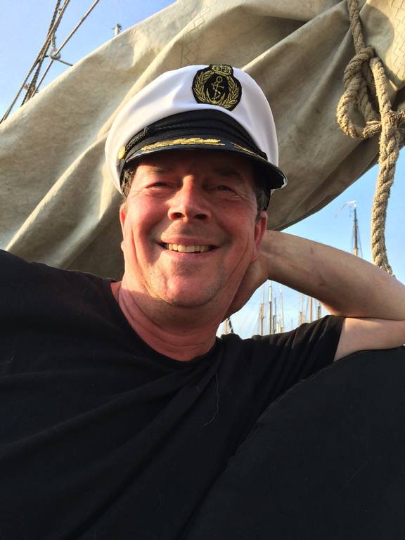 Schipper Diederik Sonneveld aan boord van tjalk Aagtje