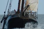 Boeg van tjalk Aagtje varend door de golven