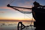 Boeg van tjalk Aagtje bij zonsondergang op het Wad