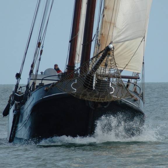 Boeg van tjalk Aagtje varend door de golven