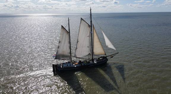 Tjalk Aagtje onder volle zeilen, vanuit de lucht gezien