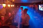 Feest met gekleurde verlichting in de bar van de Abel Tasman