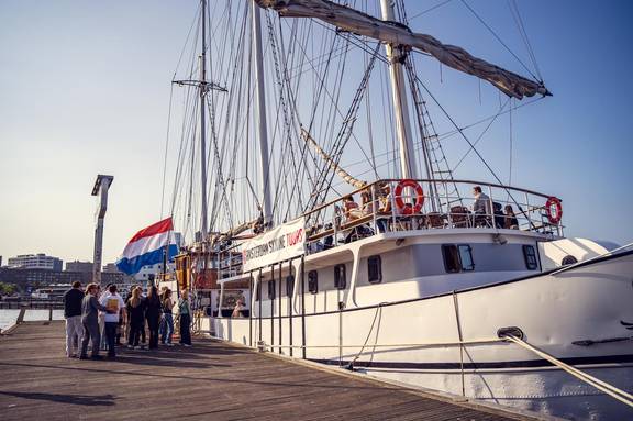 Zeilschip Abel Tasman afgemeerd aan de kade