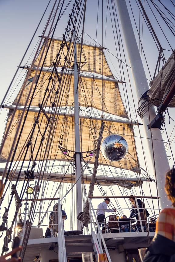 Zicht omhoog langs de mast en tuigage van de Abel Tasman