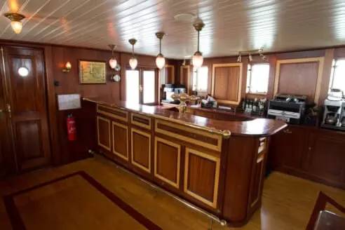 Houten bar in de salon van de Abel Tasman