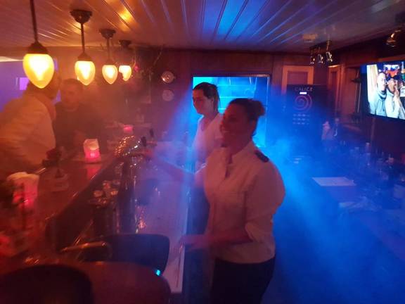 Feest met gekleurde verlichting in de bar van de Abel Tasman