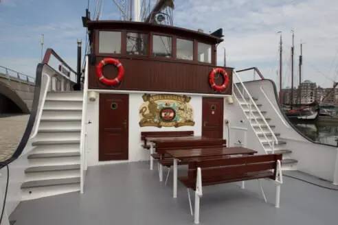 Middendek met zitbanken en trappen van de Abel Tasman