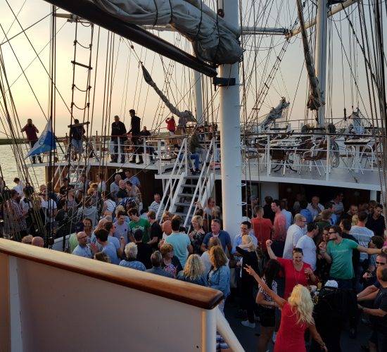 Gasten tijdens een feest aan dek van de Abel Tasman