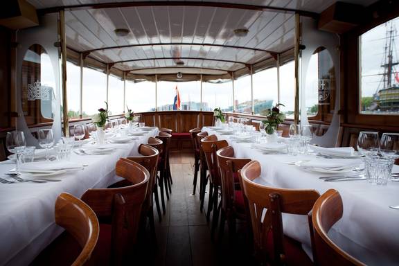 Gedekte dinertafels aan boord van salonboot Adeline