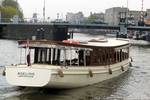 Salonboot Adeline van voren gezien op het water