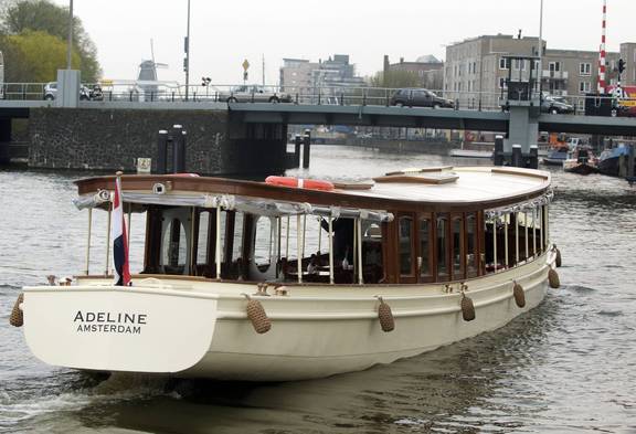 Salonboot Adeline van voren gezien op het water