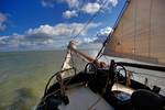 Opspattend water naast het dek van de zeilende Albatros