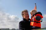 Schipper Zeger met een kind in een reddingsvest op de Albatros