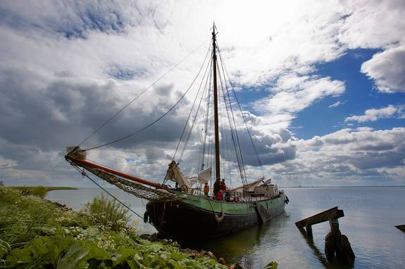 Albatros afgemeerd bij de Rozewerf op Marken
