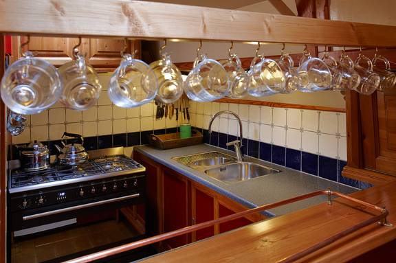 Kombuis van de Albatros met fornuis en hangende glazen