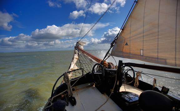 Opspattend water naast het dek van de zeilende Albatros