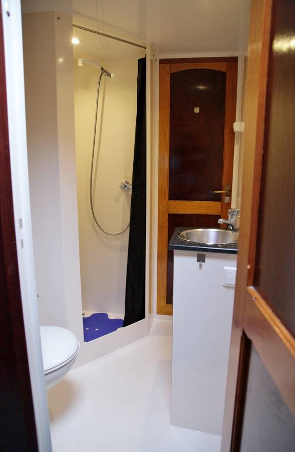 Badkamer met douche en wastafel op de Aldebaran
