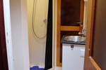 Badkamer met douche en wastafel op de Aldebaran
