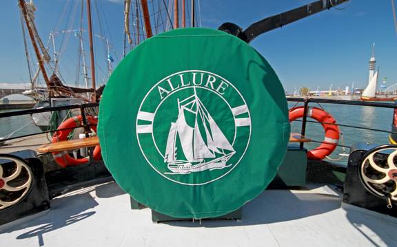 Groene stuurwielhoes met het logo van de Allure