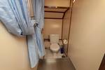 Toilet en douche aan boord van de Allure