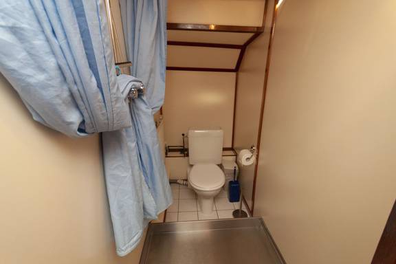 Toilet en douche aan boord van de Allure