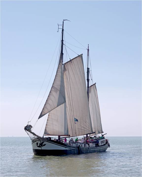 Klipper Allure met gehesen zeilen op open water