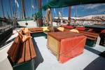 Houten tafel en banken in de zitkuip van de Allure