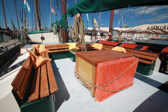 Houten tafel en banken in de zitkuip van de Allure
