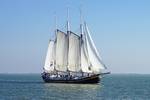 Ambiance met witte zeilen op open water