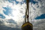 Boeg van de Ambiance op het drooggevallen Wad