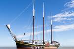 Groep naast de Ambiance op het drooggevallen Wad