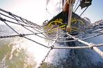 Kluivernet en boeg van de Ambiance met opspattend water