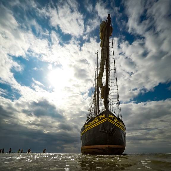 Boeg van de Ambiance op het drooggevallen Wad