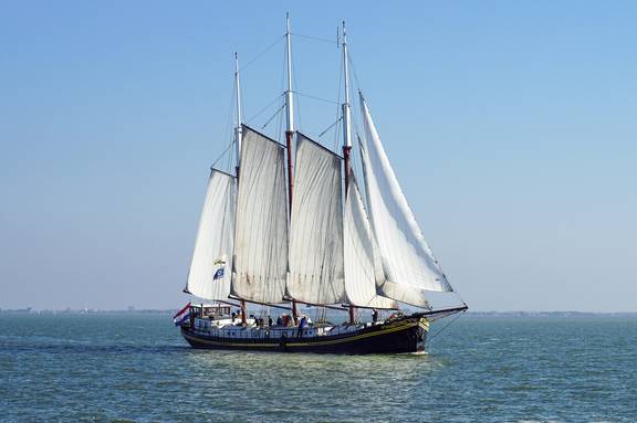 Ambiance met witte zeilen op open water