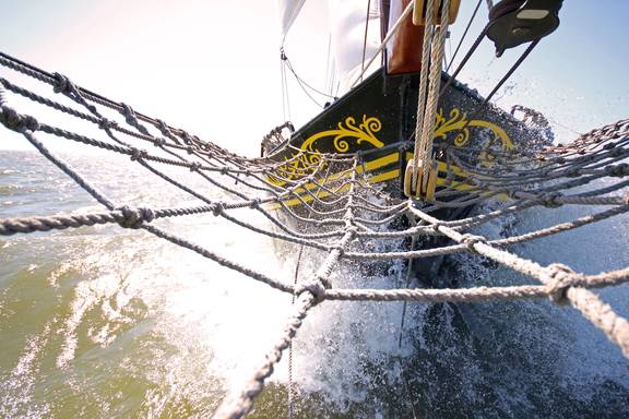 Kluivernet en boeg van de Ambiance met opspattend water