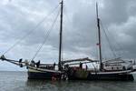 Anna Trijntje op het Wad met gestreken zeilen