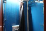 Douche met blauwe wanden op de Anna Trijntje