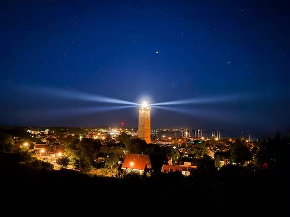 Verlichte vuurtoren boven Terschelling in de avond