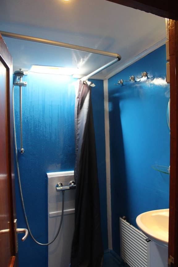 Douche met blauwe wanden op de Anna Trijntje