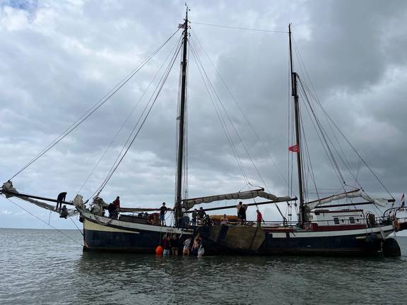 Anna Trijntje op het Wad met gestreken zeilen