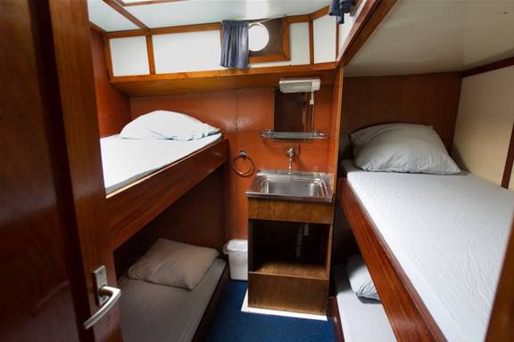Hut met stapelbedden en wastafel aan boord van de Anna Trijntje