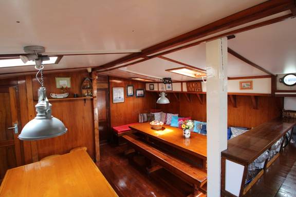 Overzicht van de houten salon van de Anna Trijntje
