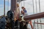 De zeilen hijsen aan dek van klipper Anna