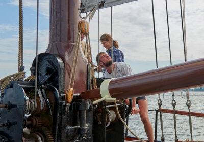 De zeilen hijsen aan dek van klipper Anna