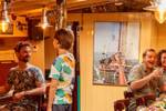Gezelschap in de salon met bar aan boord van de Anna
