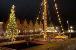 Klipper Anna met feestverlichting in de avond