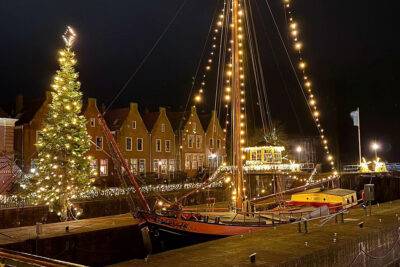 Klipper Anna met feestverlichting in de avond